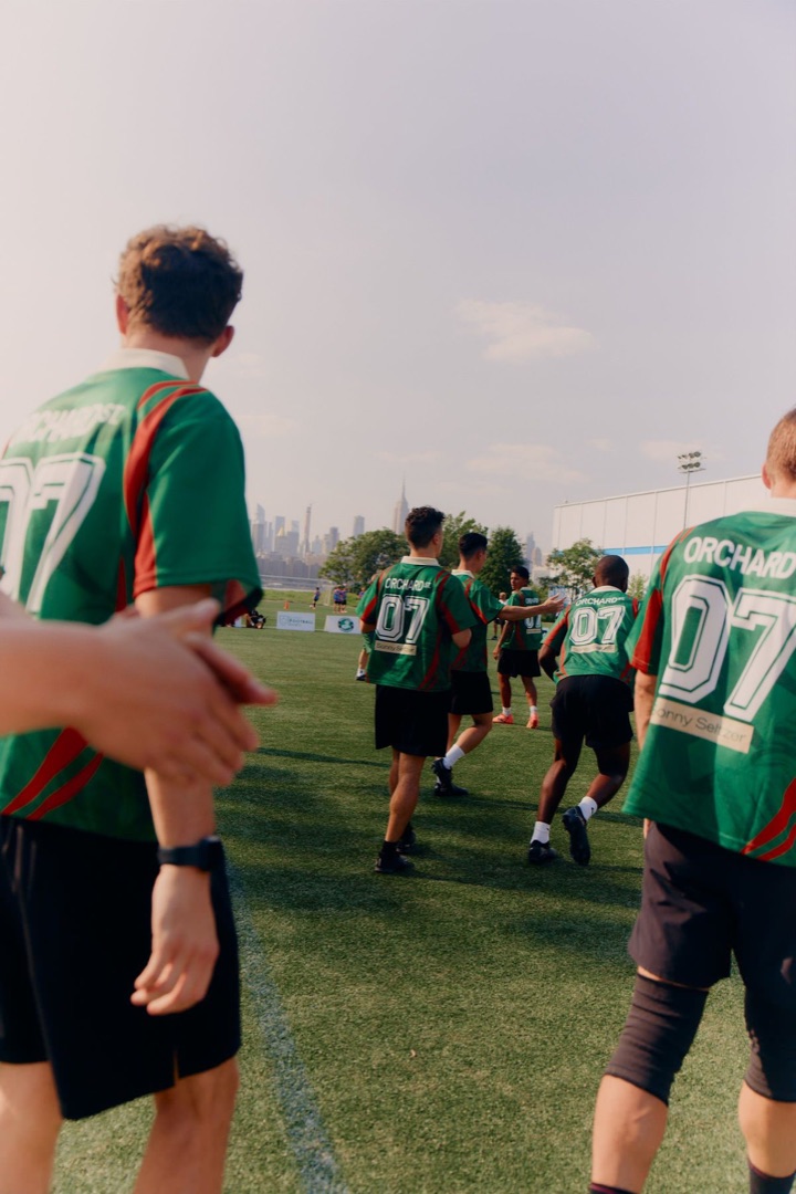 Jugadores en un partido de fútbol urbano